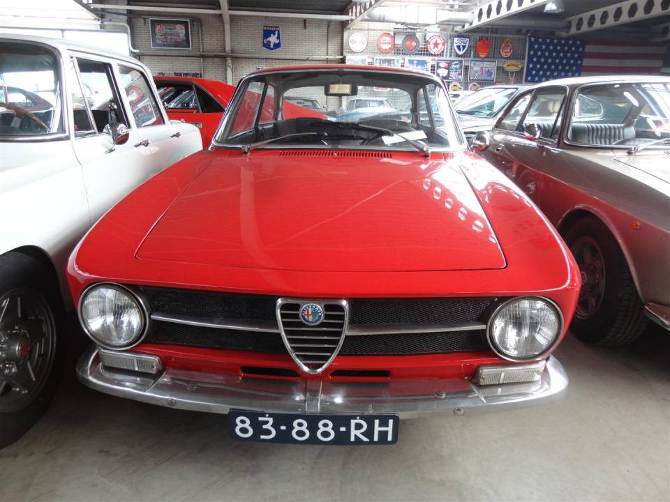 Image 20/24 of Alfa Romeo Giulia GT 1300 Junior (1971)