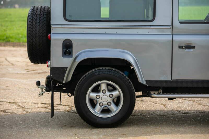 Image 37/50 of Land Rover Defender 90 "50th Anniversary" (1998)