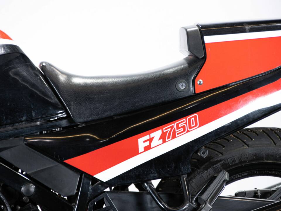 Image 18/50 of Yamaha FZ 750 (1986)