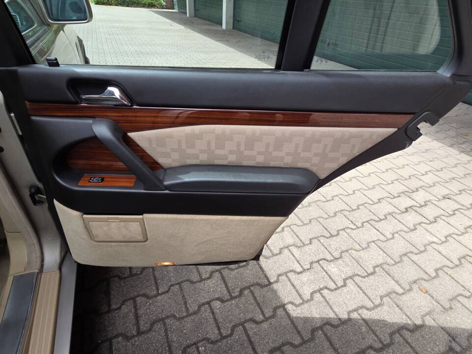 Image 32/103 de Mercedes-Benz 300 SE (1991)