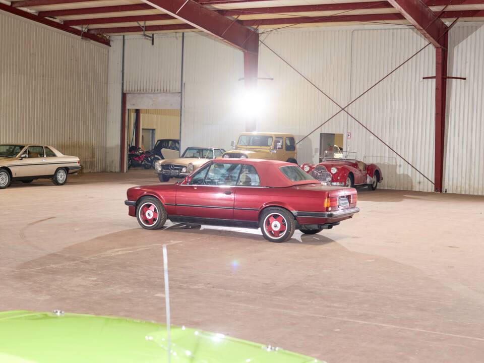 Image 13/45 of BMW 320i (1990)