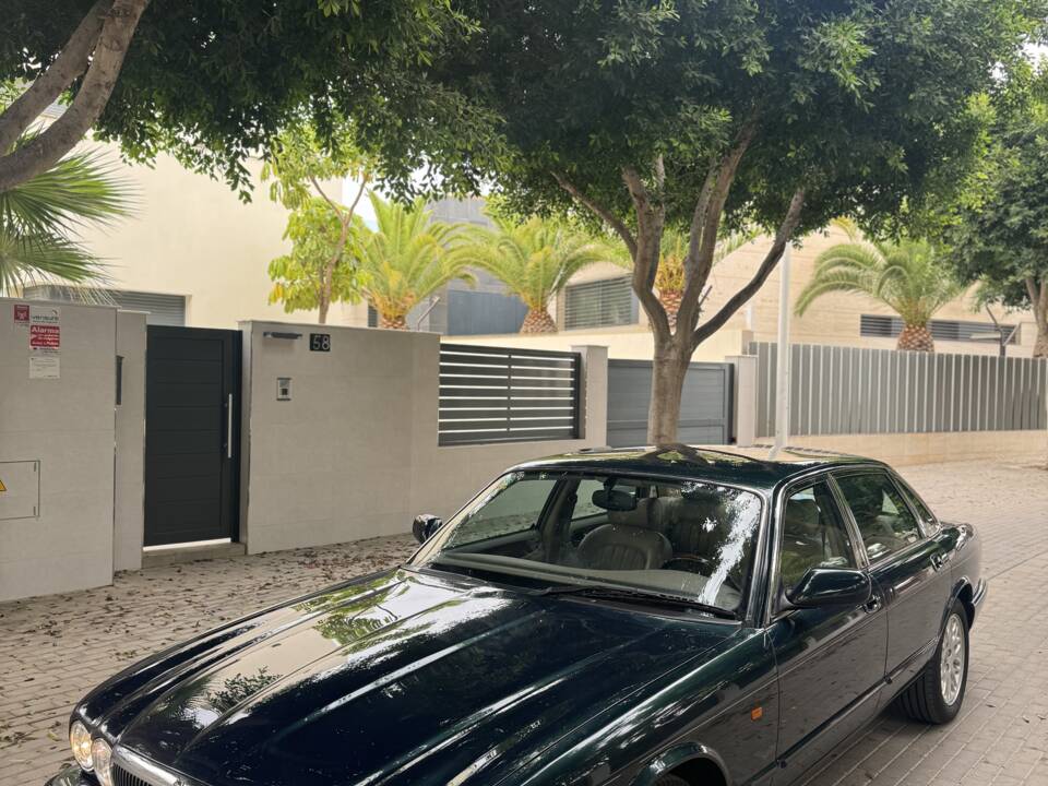 Image 7/10 of Jaguar XJ 8 Executive (2000)