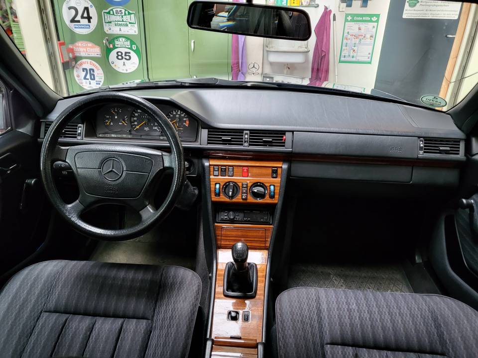 Image 38/47 of Mercedes-Benz 220 TE (1993)