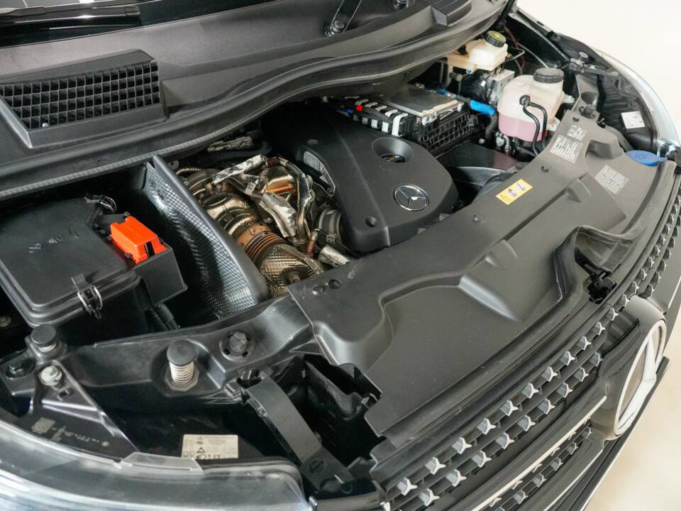 Image 21/35 of Mercedes-Benz V 300 d 4MATIC (2025)