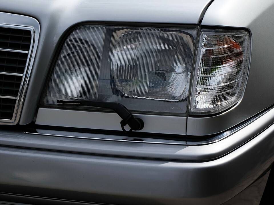 Image 33/69 of Mercedes-Benz E 320 (1994)