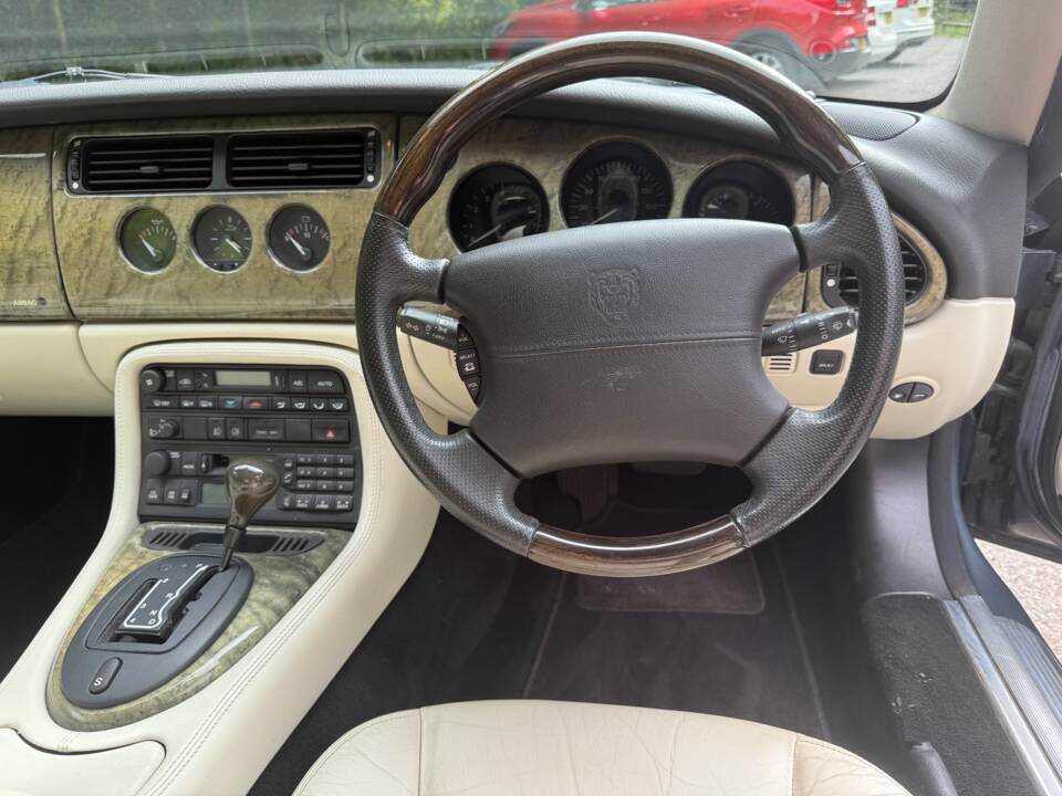 Image 15/23 of Jaguar XK8 4.0 (2001)