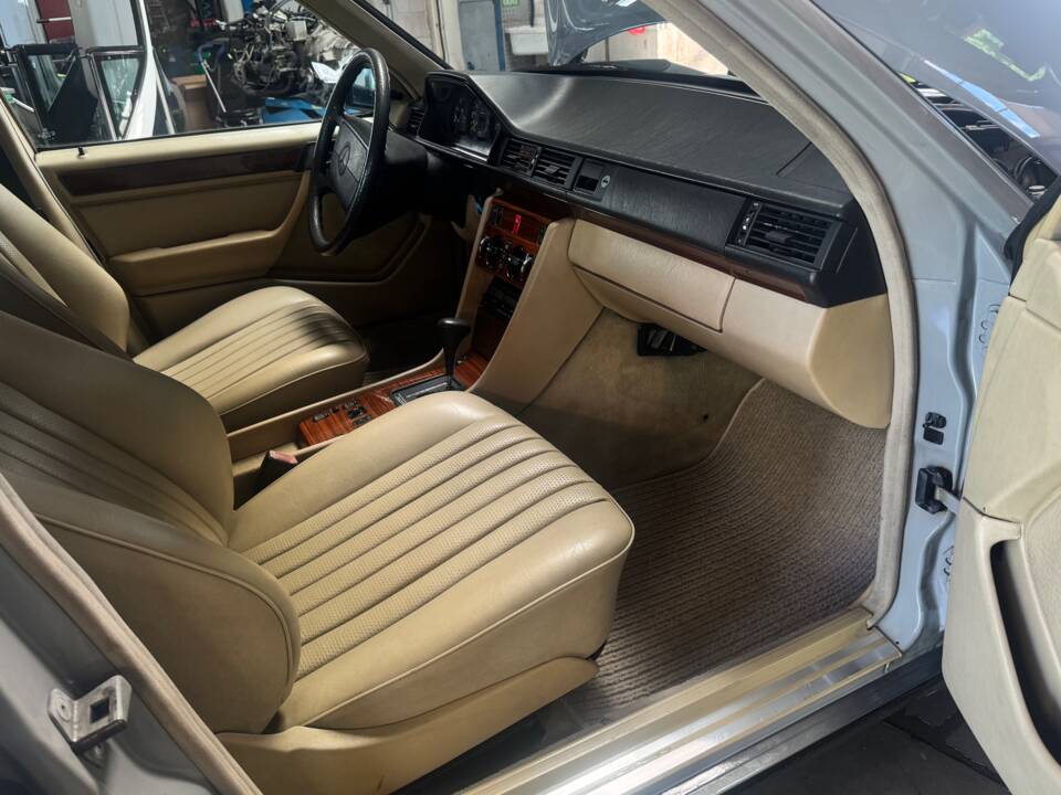 Bild 44/51 von Mercedes-Benz 300 D Turbo (1991)