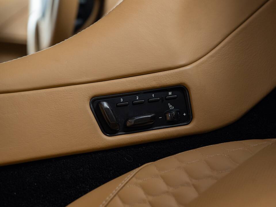 Image 17/32 of Aston Martin Vanquish (2013)