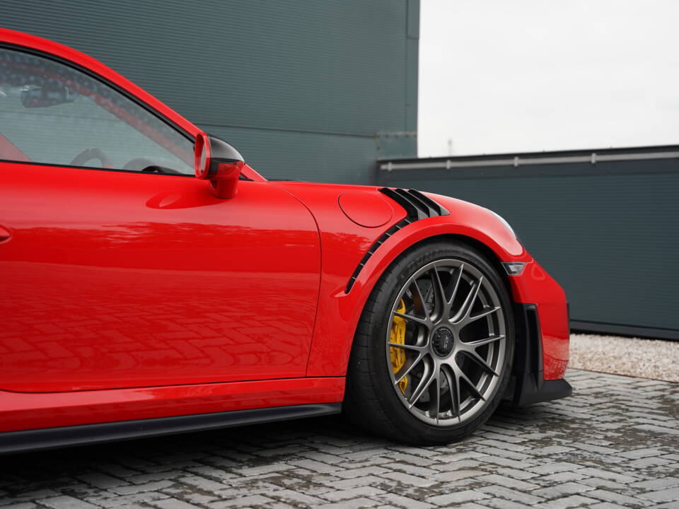 Immagine 37/50 di Porsche 911 GT2 RS Weissach (2018)