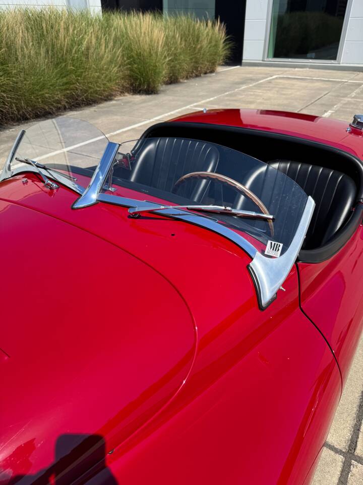 Image 31/34 of Jaguar XK 140 OTS (1955)