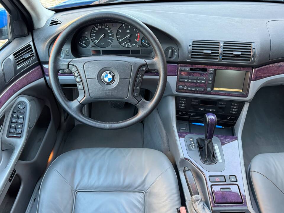 Image 53/100 of BMW 540i Touring (1998)