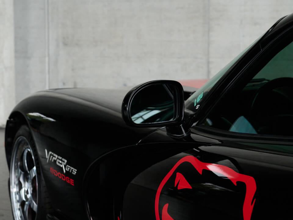 Image 22/50 of Dodge Viper GTS (2005)
