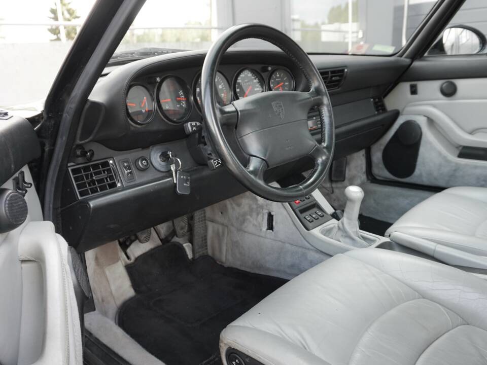 Immagine 6/41 di Porsche 911 Carrera 4 (1995)