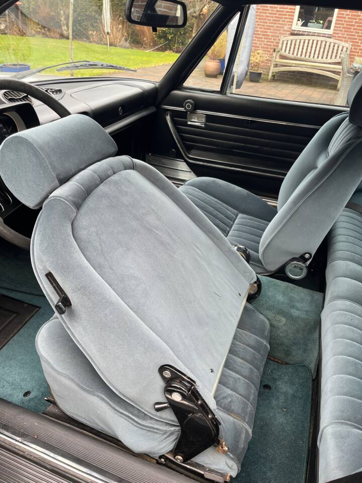 Bild 21/60 von Peugeot 504 V6 Coupe (1975)