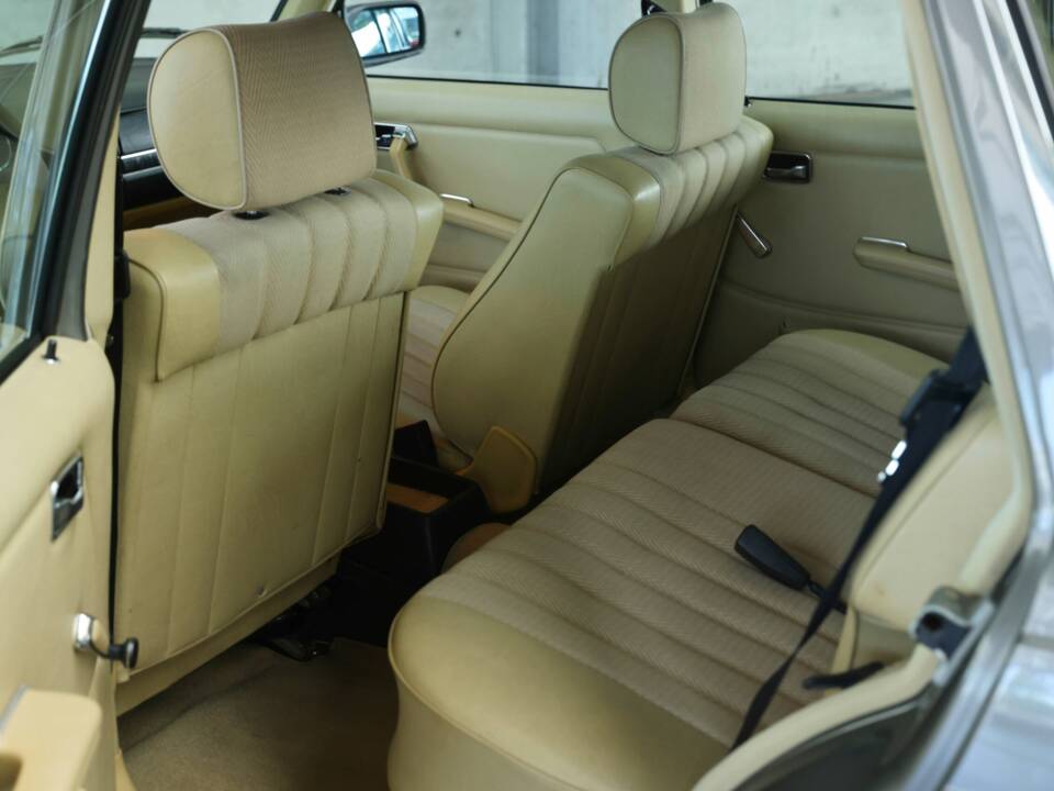 Image 12/49 of Mercedes-Benz 230 TE (1981)