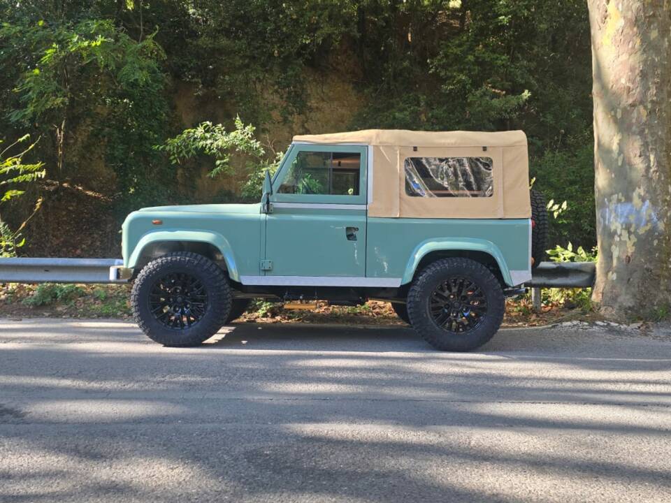 Image 2/72 of Land Rover 90 (1987)