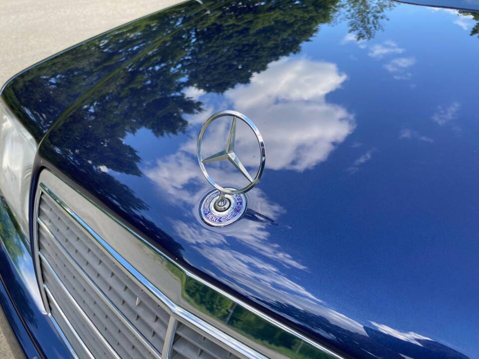 Image 2/31 of Mercedes-Benz E 220 (1994)