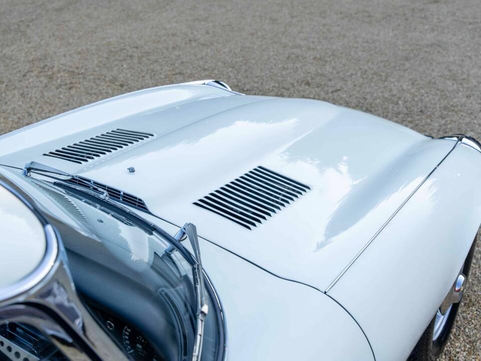 Bild 9/10 von Jaguar E-Type V12 (2+2) (1972)