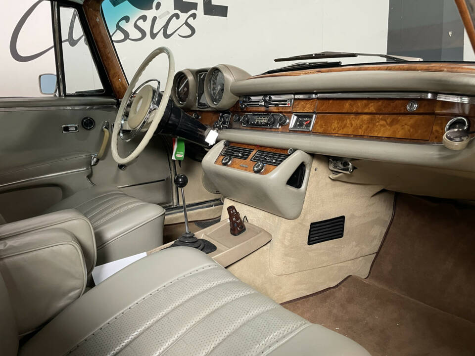 Image 17/28 of Mercedes-Benz 280 SE 3,5 (1970)