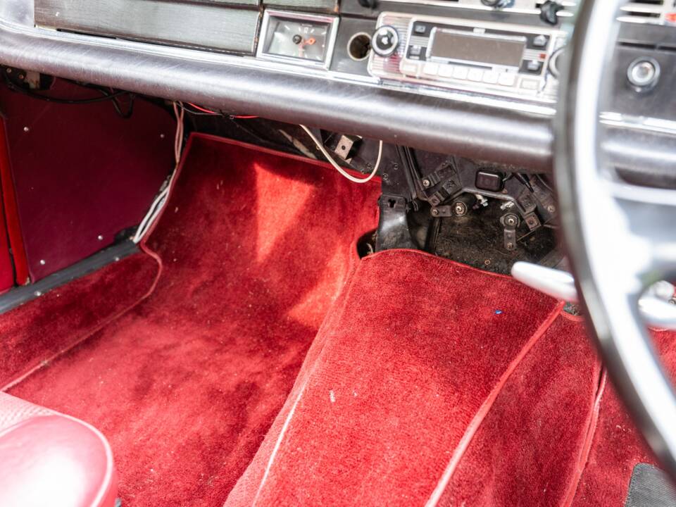 Image 28/35 of Mercedes-Benz 190 c (1965)