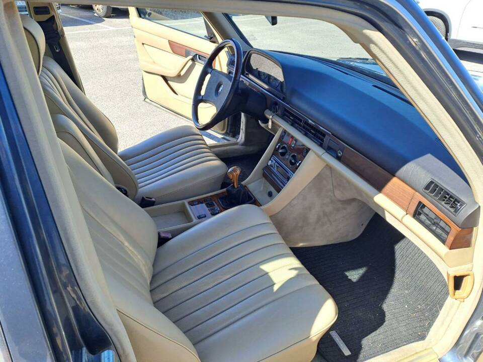 Image 17/50 of Mercedes-Benz 300 SE (1990)