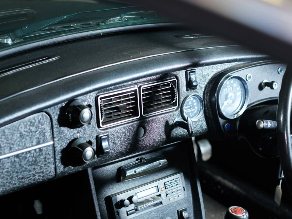 Bild 25/38 von MG MGB GT (1975)