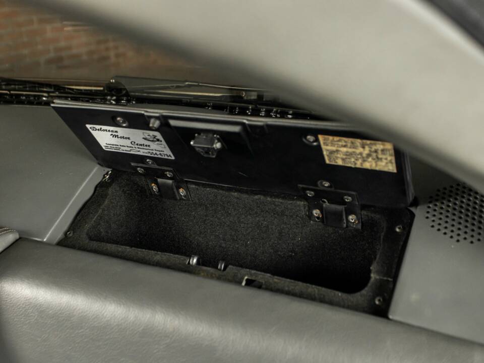 Image 51/66 of DeLorean DMC-12 (1981)