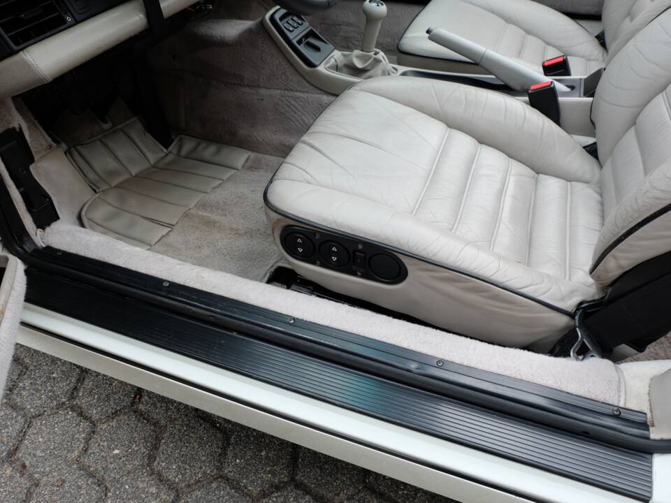 Image 33/60 de Porsche 911 Carrera 2 (1991)