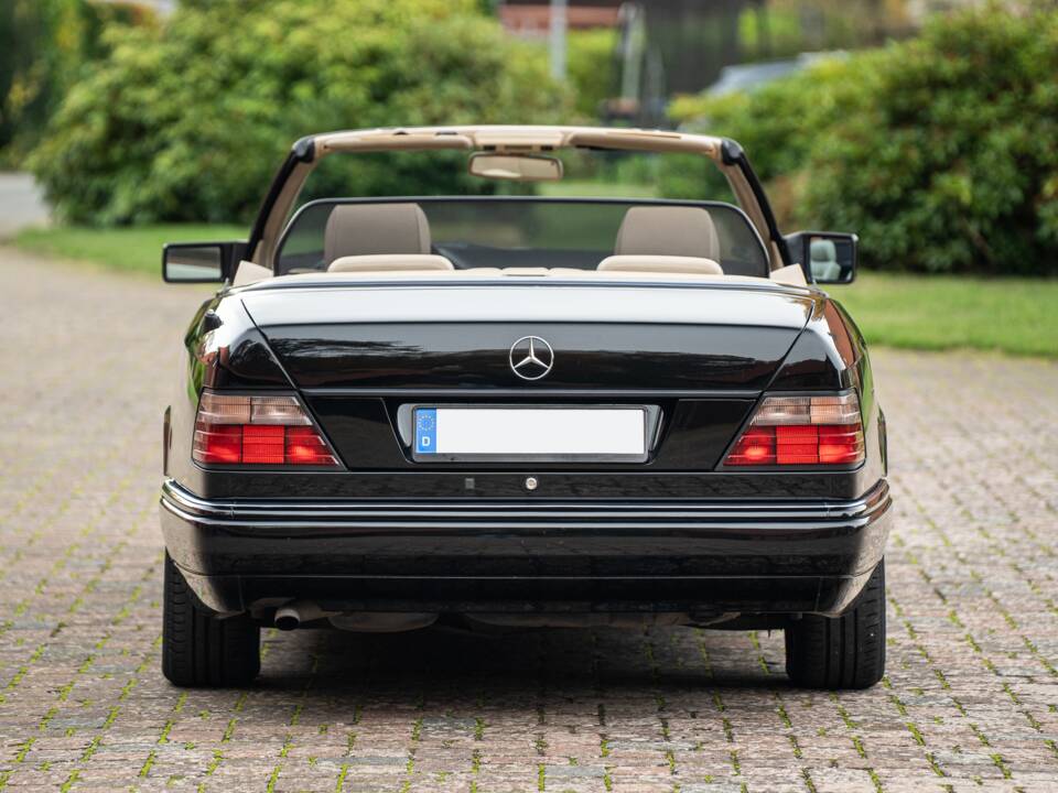 Image 22/83 de Mercedes-Benz E 220 (1996)