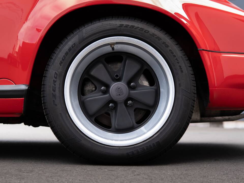 Image 17/29 of Porsche 911 Carrera 3.2 (1989)