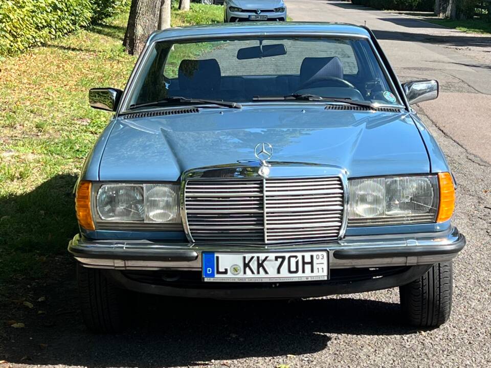 Immagine 7/38 di Mercedes-Benz 230 CE (1983)