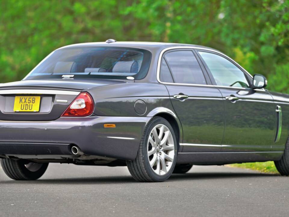 Image 11/50 de Jaguar XJ 8 4.2 (2009)