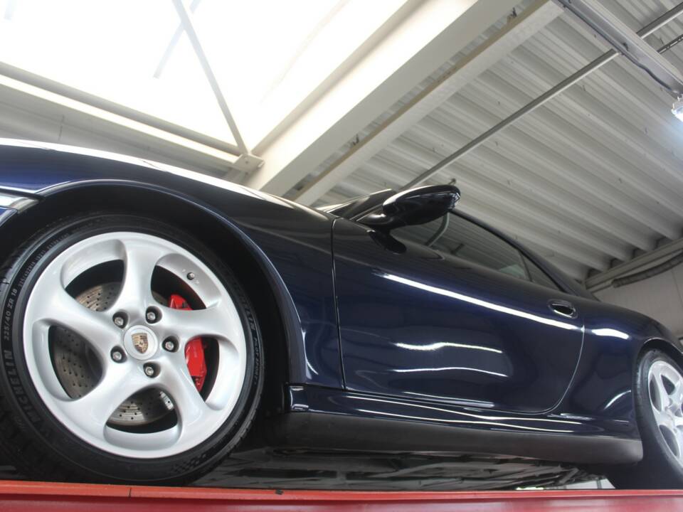 Image 11/50 of Porsche 911 Carrera 4S (2004)