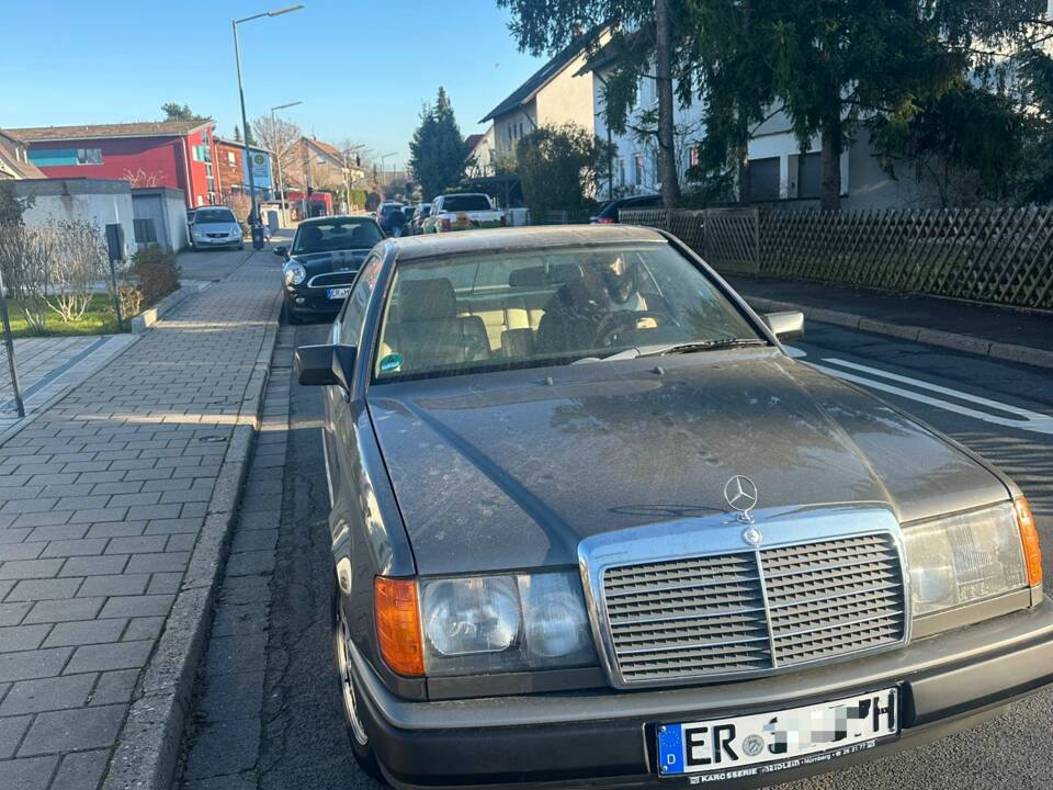 Immagine 2/12 di Mercedes-Benz 300 CE (1988)