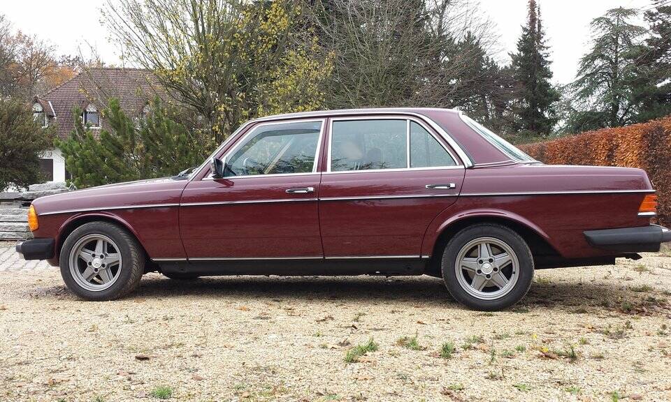 Image 5/8 of Mercedes-Benz 230 E (1983)