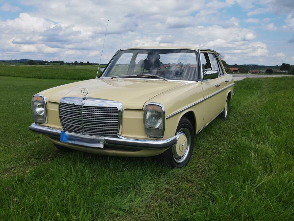 Immagine 8/32 di Mercedes-Benz 200 (1974)