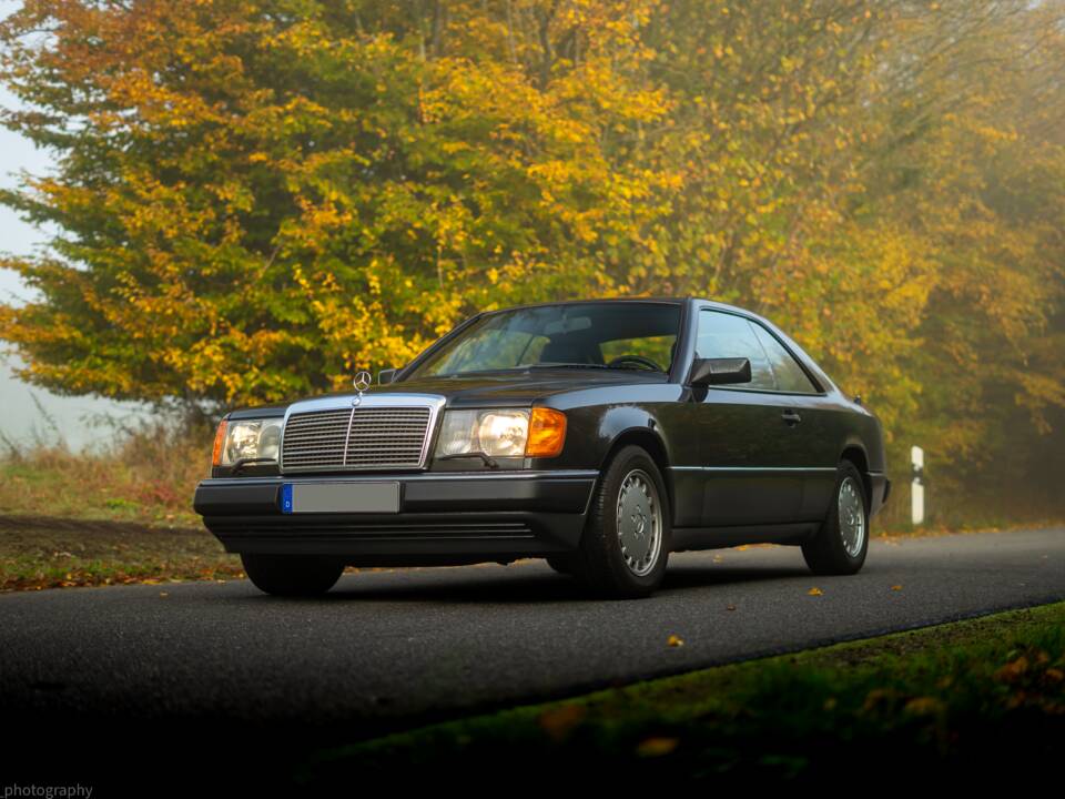 Image 6/36 de Mercedes-Benz 300 CE (1990)