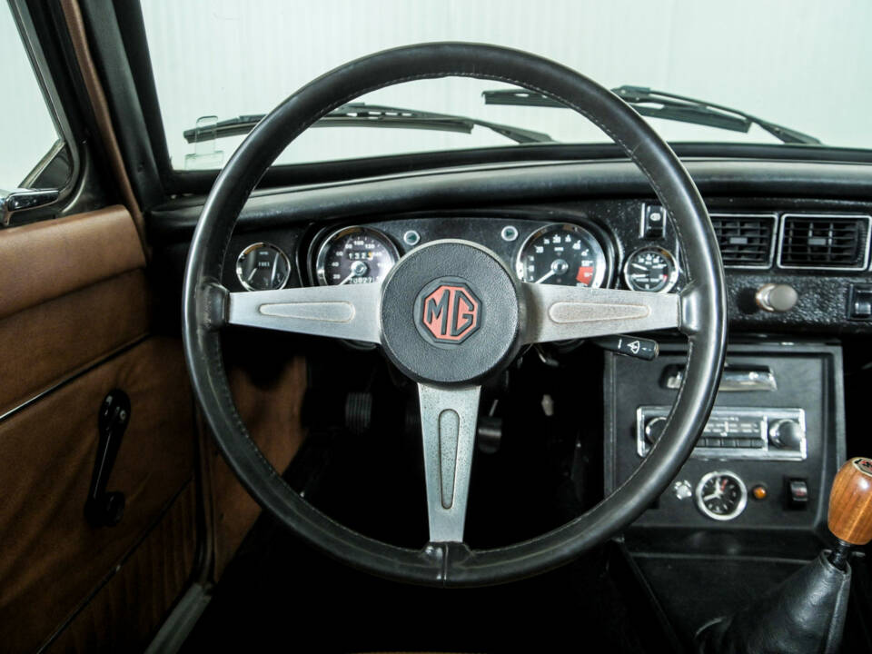 Image 8/50 of MG MGB GT V8 (1975)