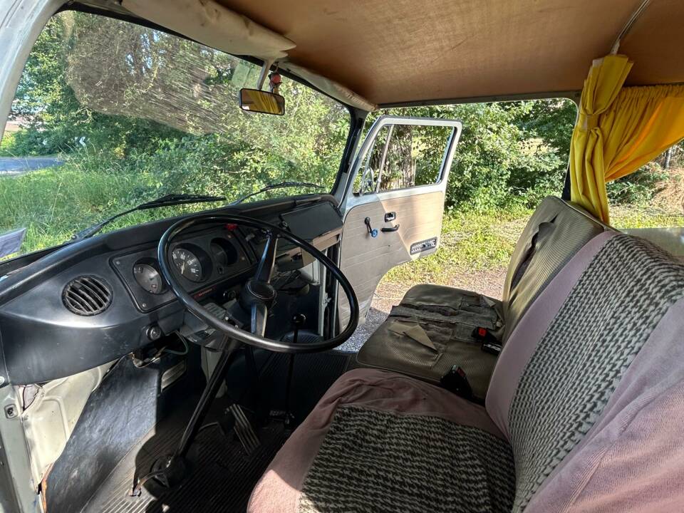Image 9/20 of Volkswagen T2b Kombi (1974)
