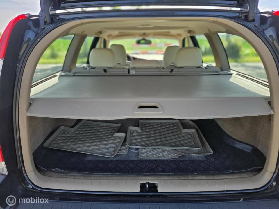 Image 14/39 of Volvo V 70 2.4 (2006)