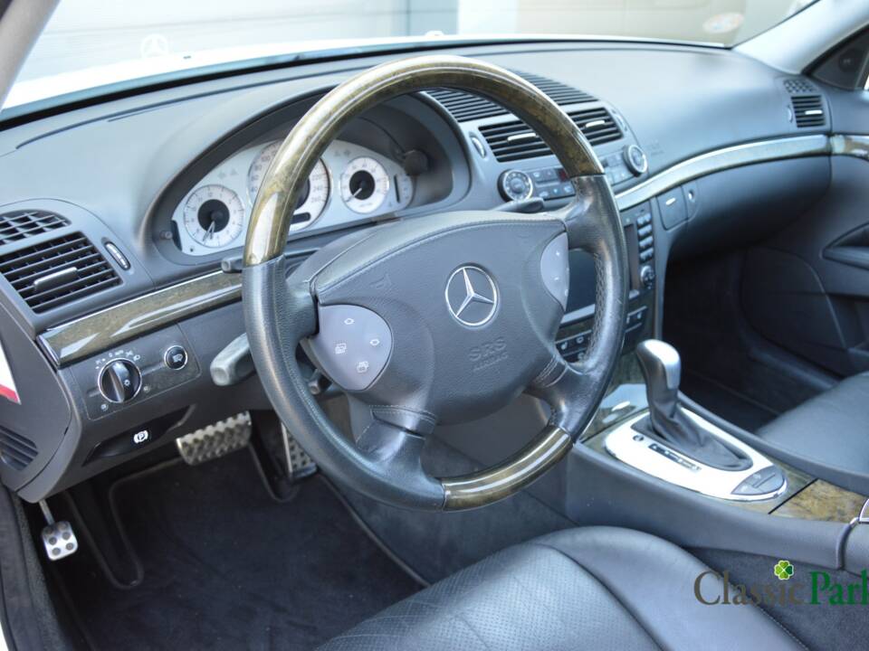 Image 33/50 of Mercedes-Benz E 500 T (2004)