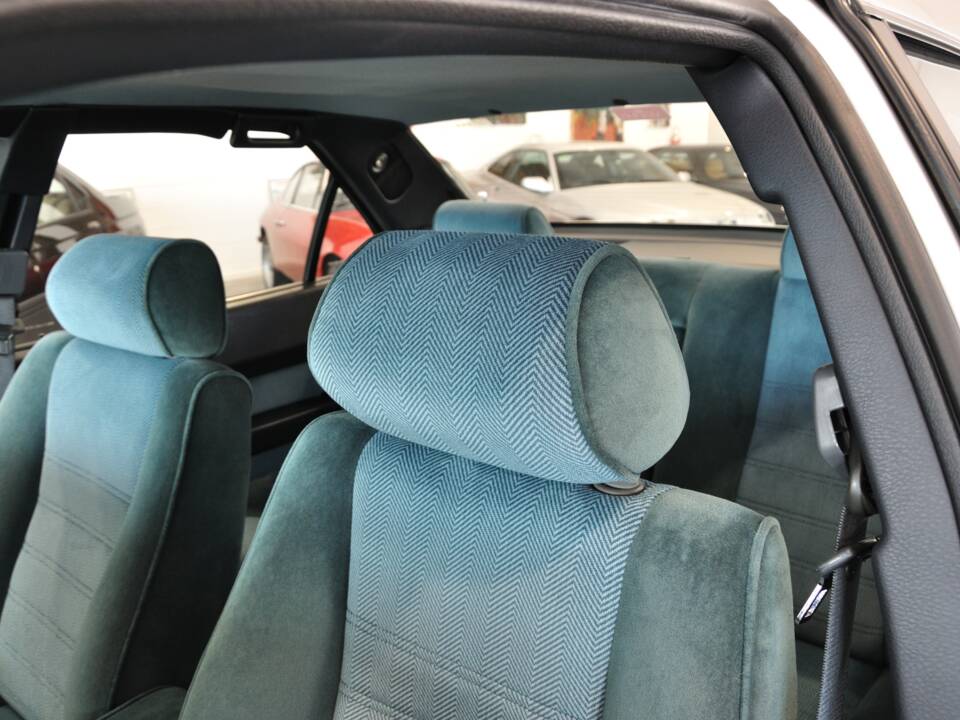 Bild 26/41 von Alfa Romeo 164 2.0 (1990)