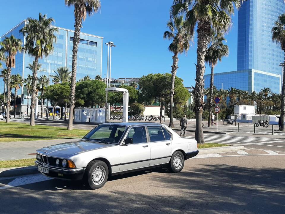 Image 6/36 of BMW 745i (1985)