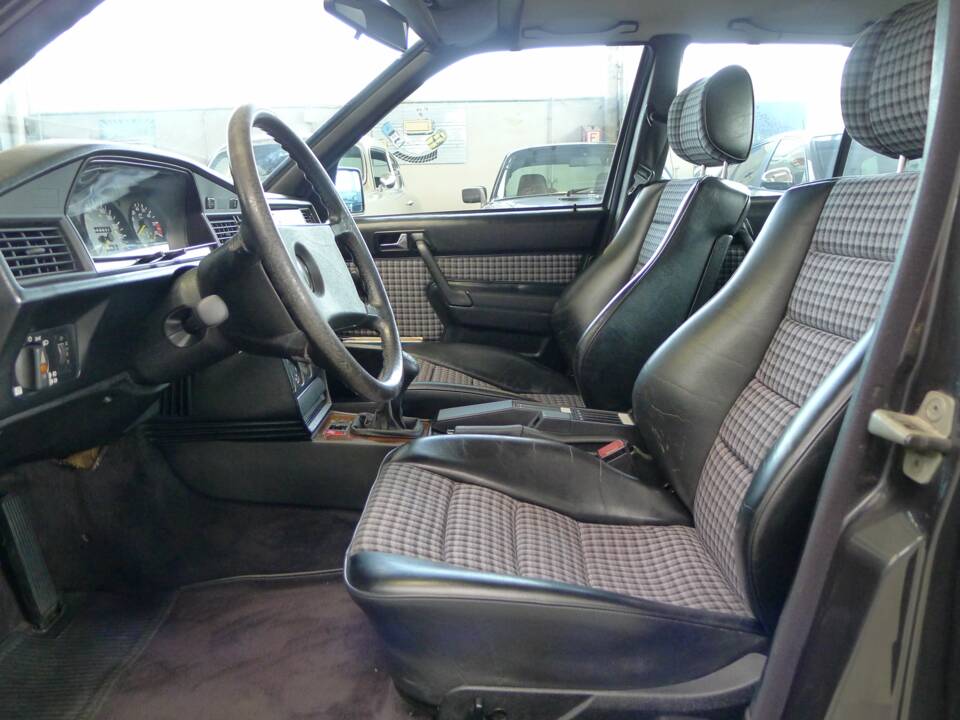 Image 26/49 of Mercedes-Benz 190 E 2.3-16 (1984)