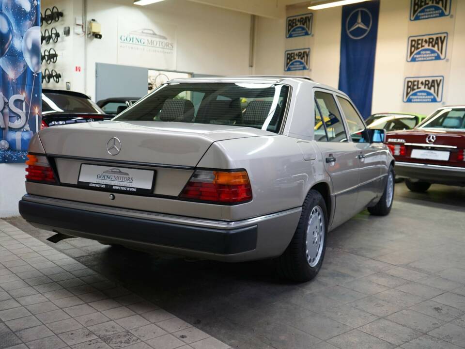 Bild 15/33 von Mercedes-Benz 230 E (1990)