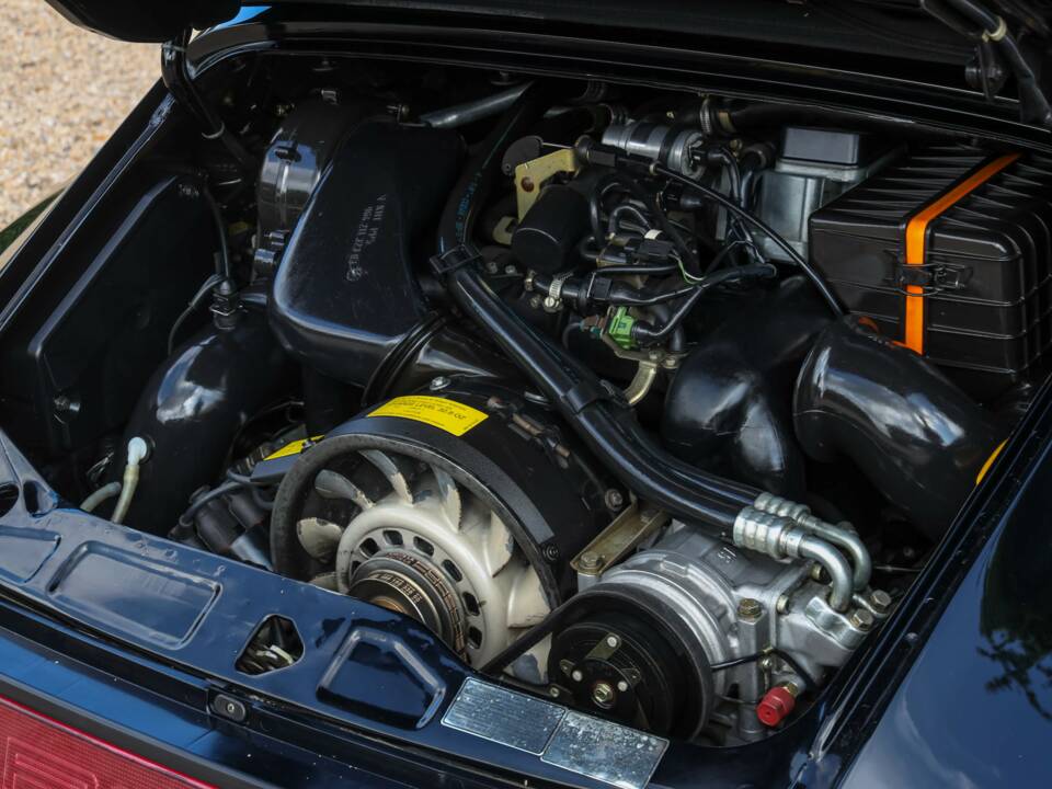 Obraz 22/50 pojazdu Porsche 911 Carrera 2 (1991)