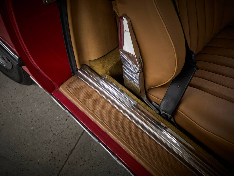 Image 58/89 of Mercedes-Benz 560 SL (1986)