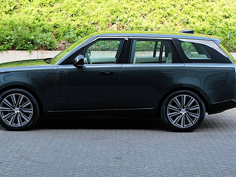 Image 15/61 of Land Rover Range Rover D350 (2025)