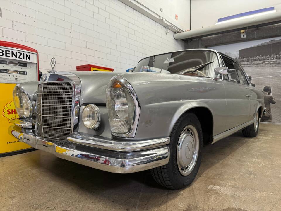 Image 2/18 of Mercedes-Benz 250 SE (1967)