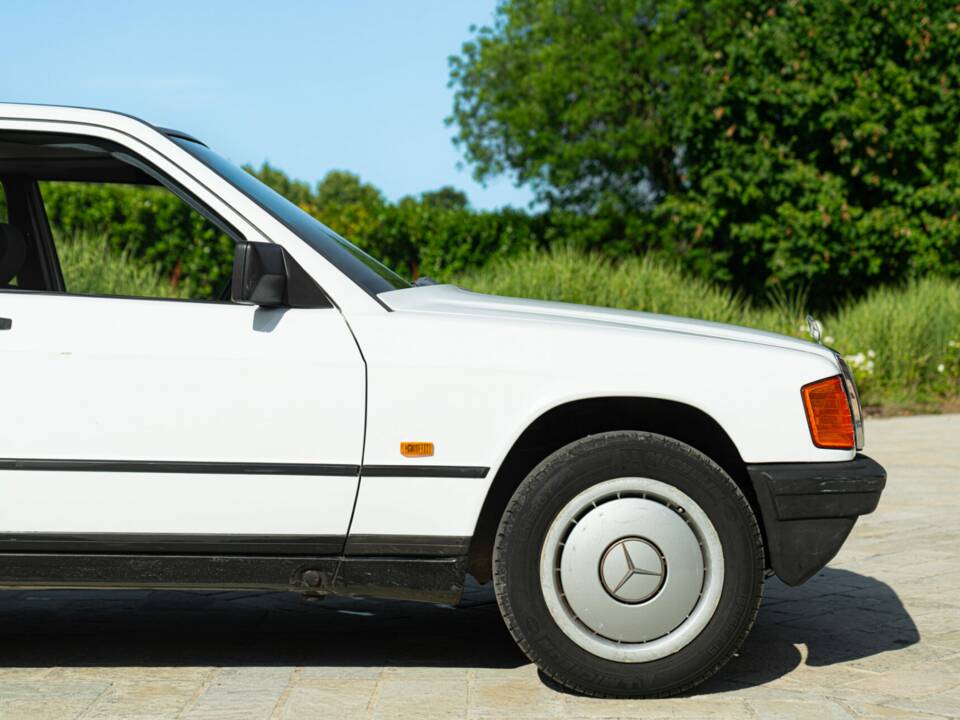 Afbeelding 16/44 van Mercedes-Benz 190 E (1987)